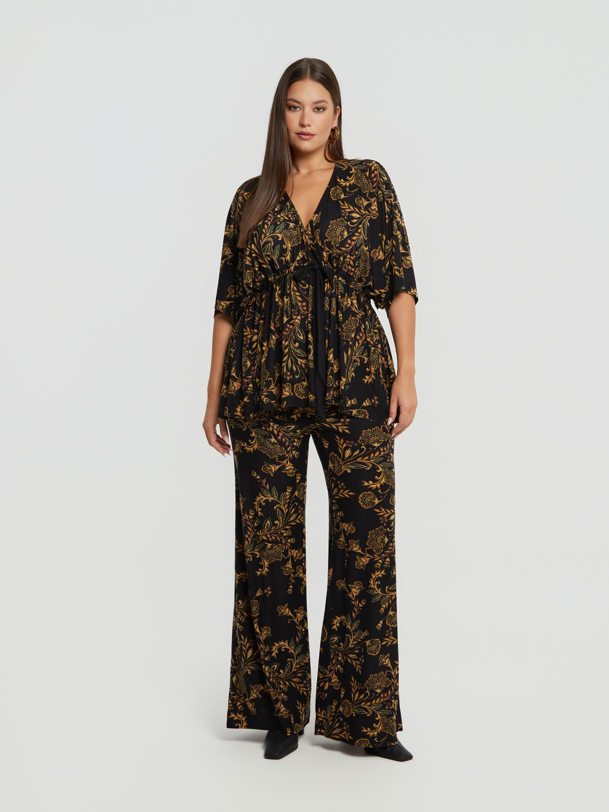 Μπλούζα με floral print και δέσιμο στη μέση φωτογραφία