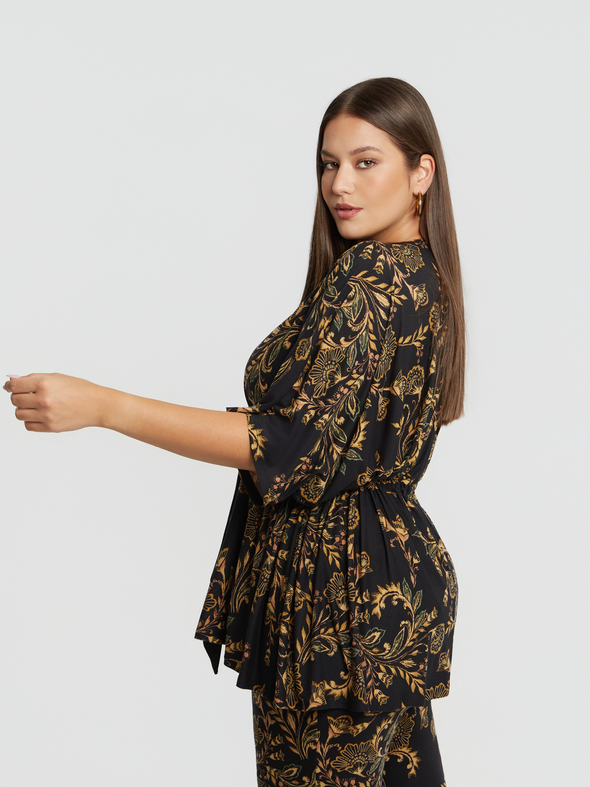 Μπλούζα με floral print και δέσιμο στη μέση φωτογραφία