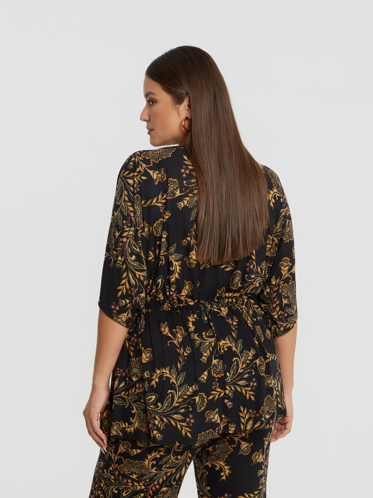 Μπλούζα με floral print και δέσιμο στη μέση φωτογραφία