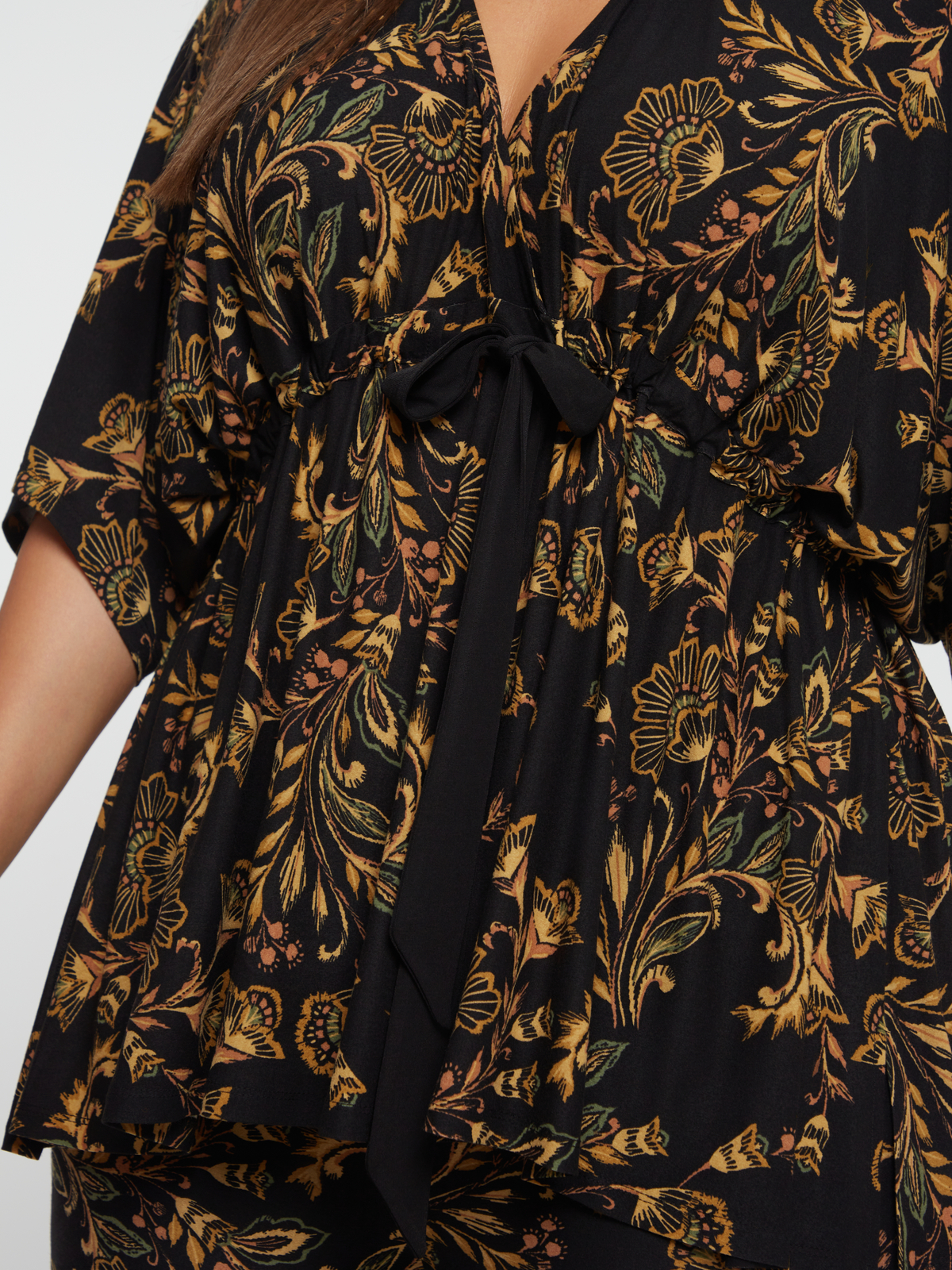 Μπλούζα με floral print και δέσιμο στη μέση φωτογραφία