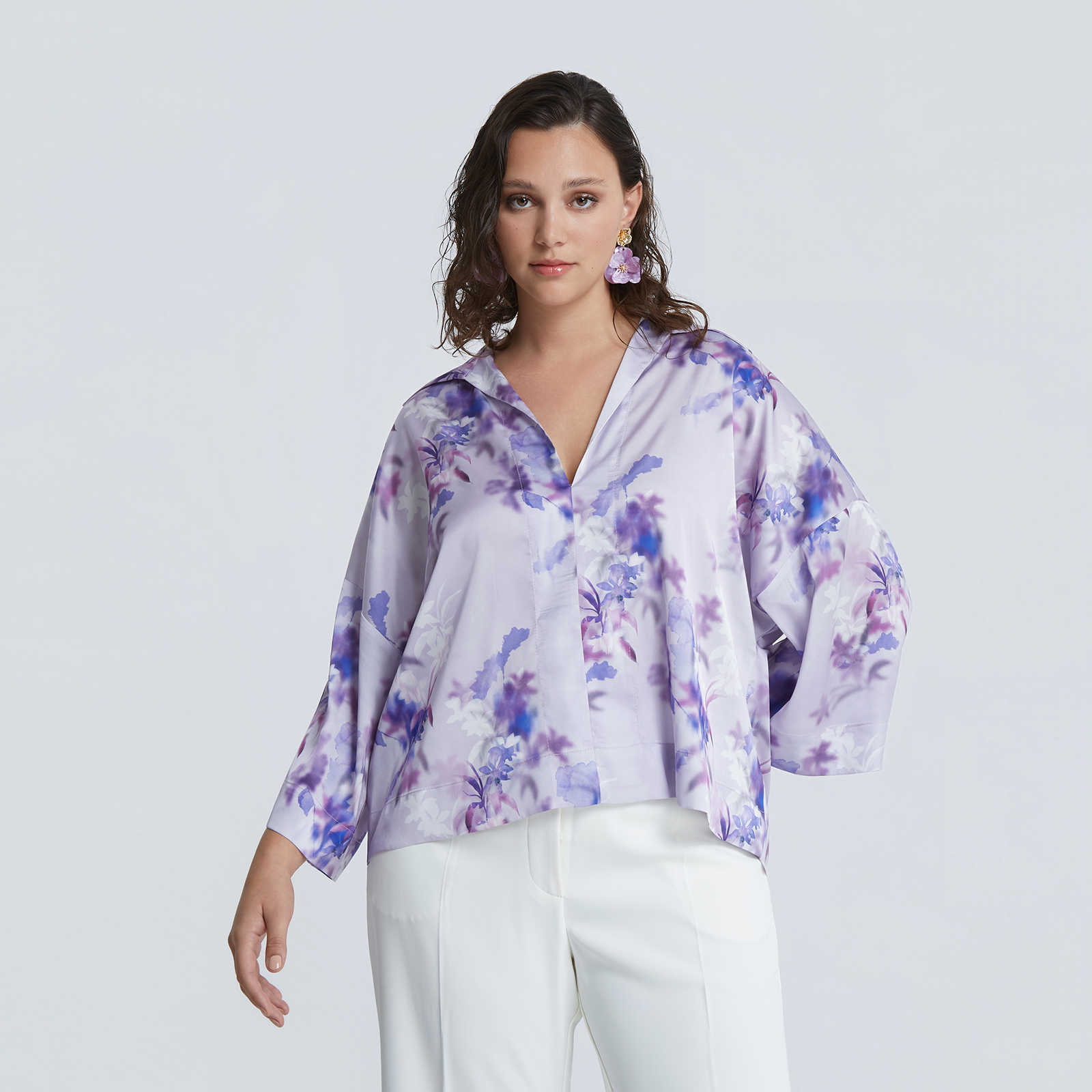Floral satin blouse with point collar