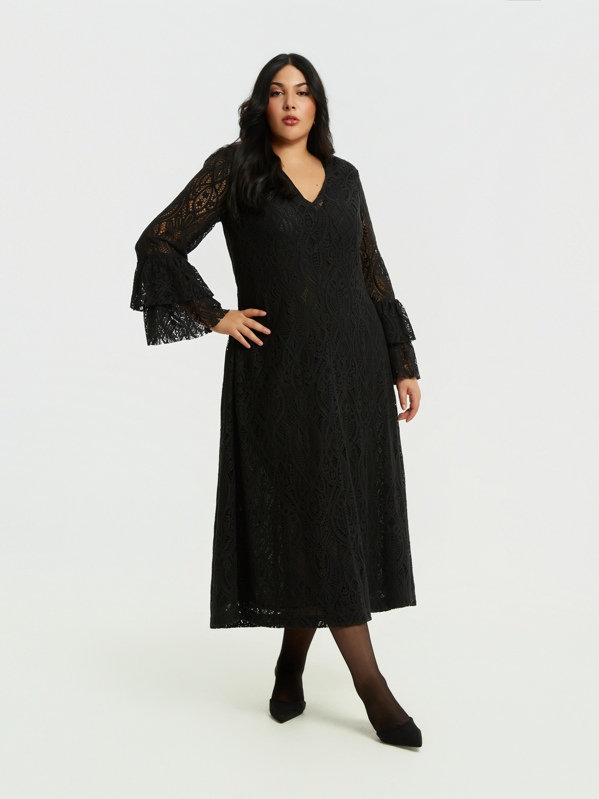 Maxi δαντελένιο φόρεμα με βολάν φωτογραφία