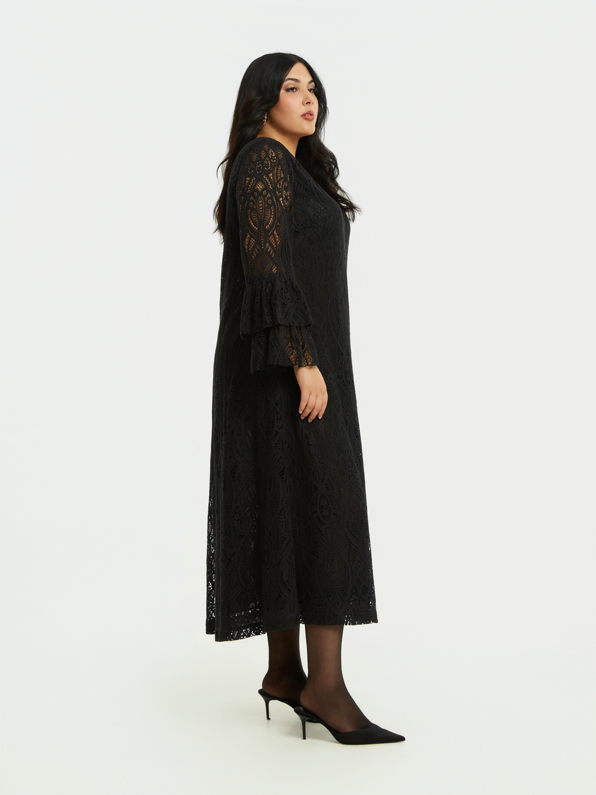 Maxi δαντελένιο φόρεμα με βολάν φωτογραφία