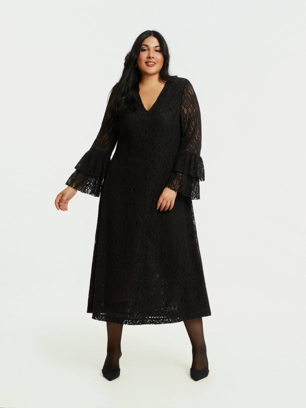 Maxi δαντελένιο φόρεμα με βολάν φωτογραφία