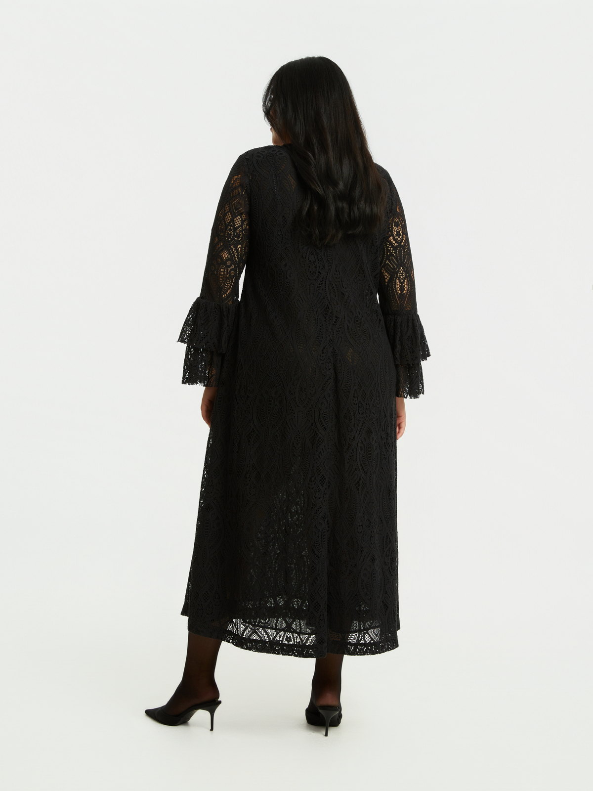 Maxi δαντελένιο φόρεμα με βολάν φωτογραφία