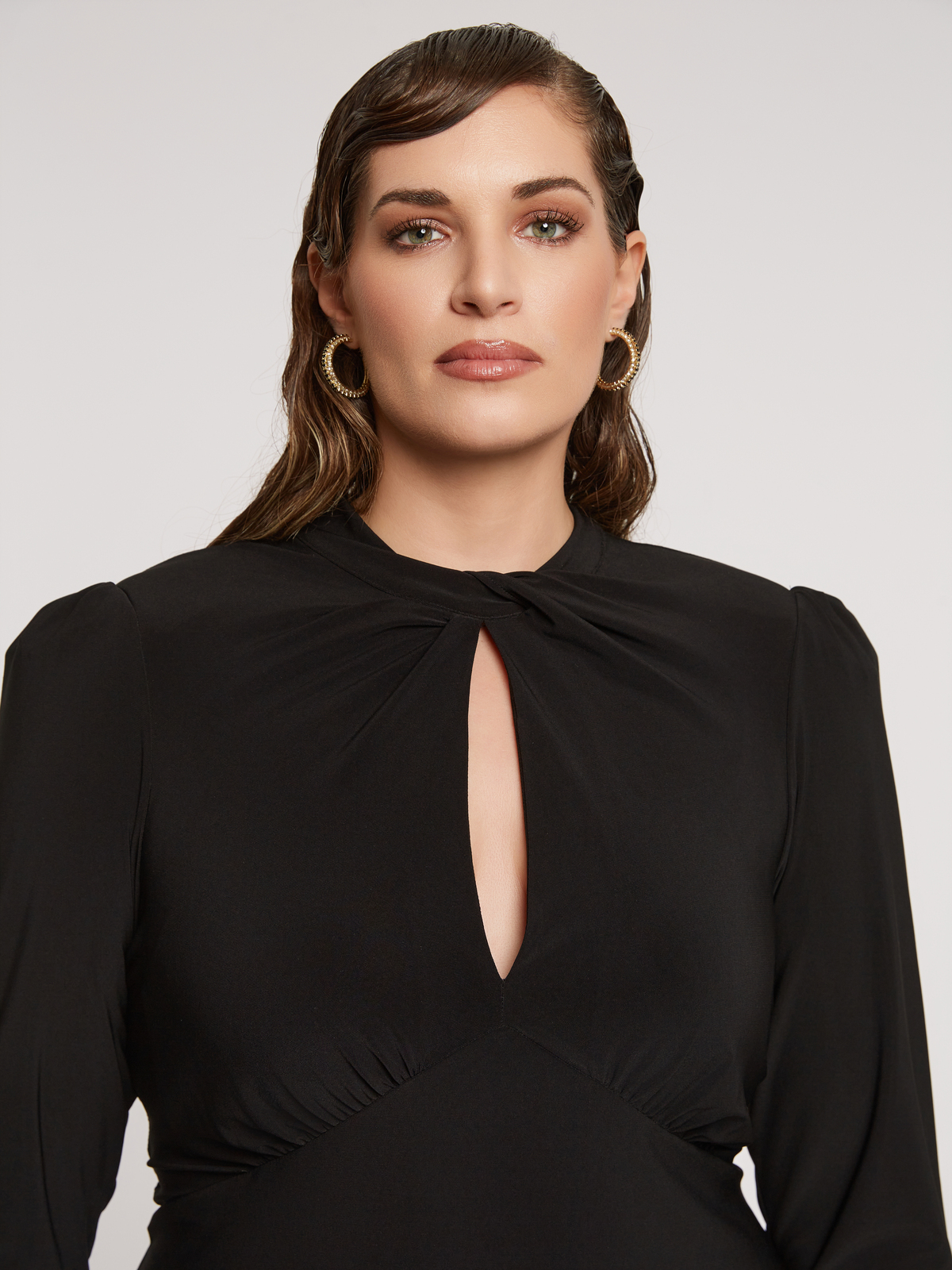 Φόρεμα mini με ντραπέ λεπτομέρεια στο λαιμό φωτογραφία