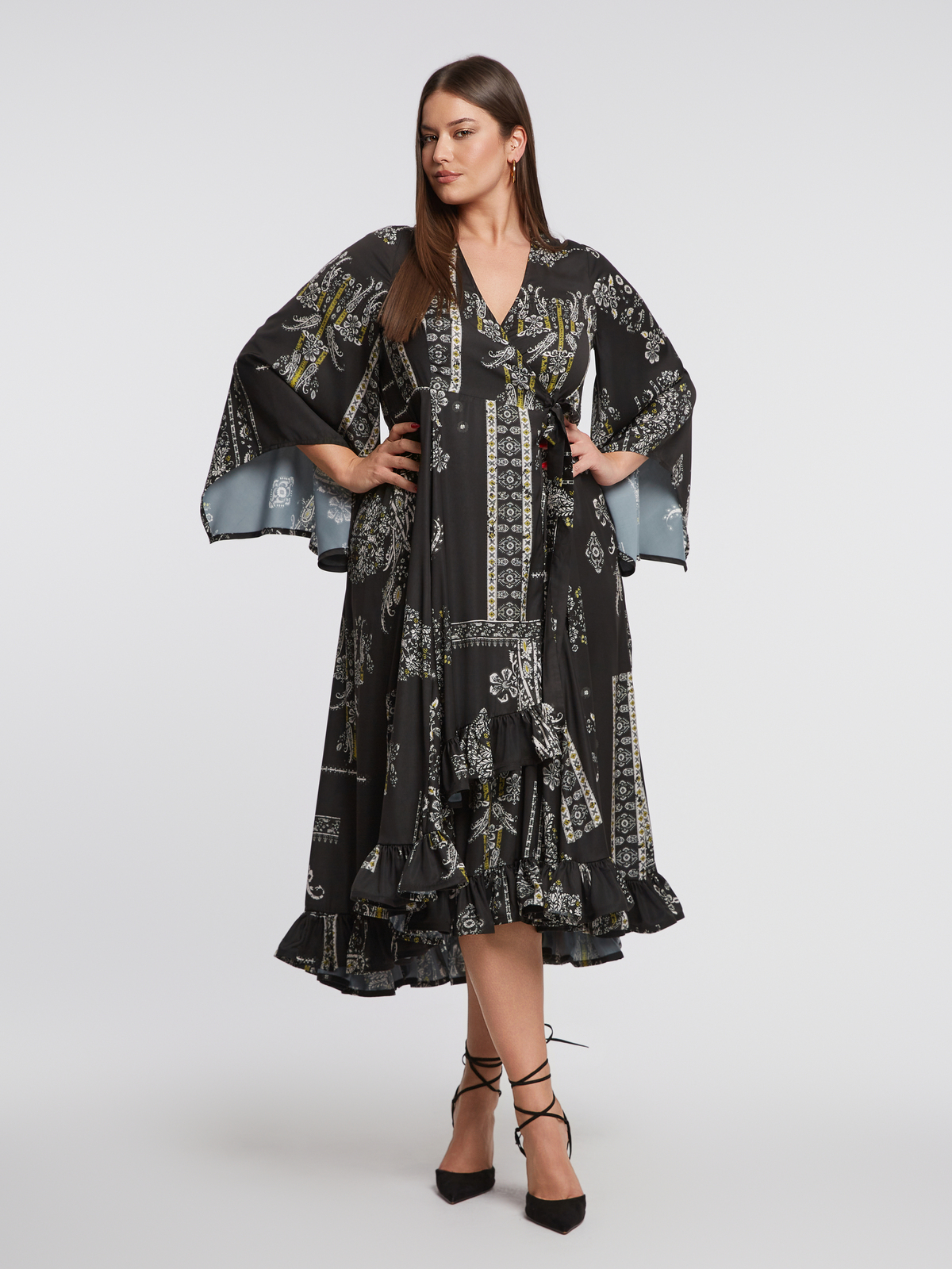 Κρουαζέ φόρεμα με βολάν και εμπριμέ σχέδιο φωτογραφία