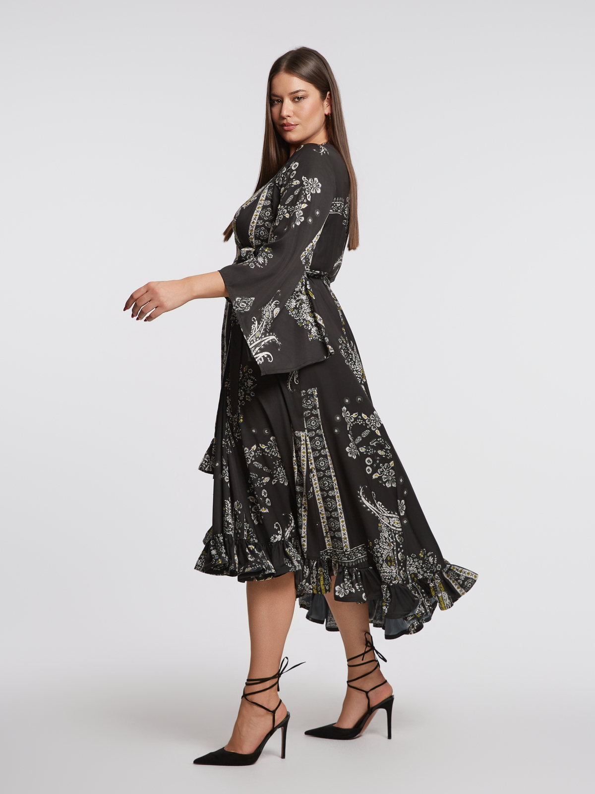 Κρουαζέ φόρεμα με βολάν και εμπριμέ σχέδιο φωτογραφία