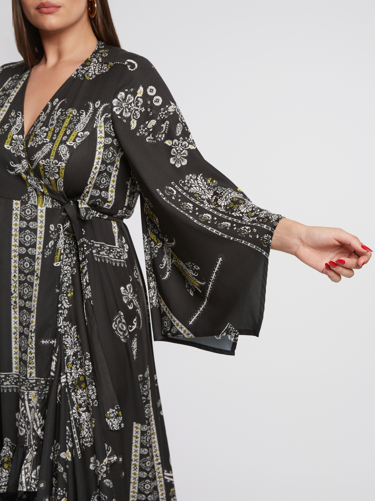 Κρουαζέ φόρεμα με βολάν και εμπριμέ σχέδιο φωτογραφία