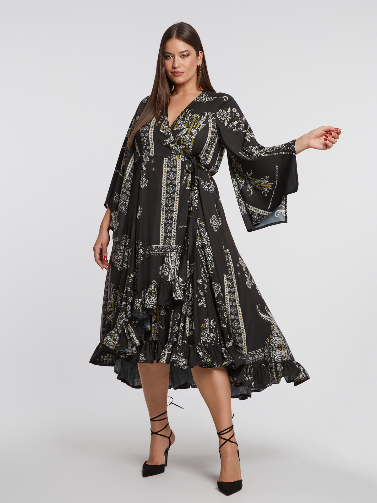 Κρουαζέ φόρεμα με βολάν και εμπριμέ σχέδιο φωτογραφία