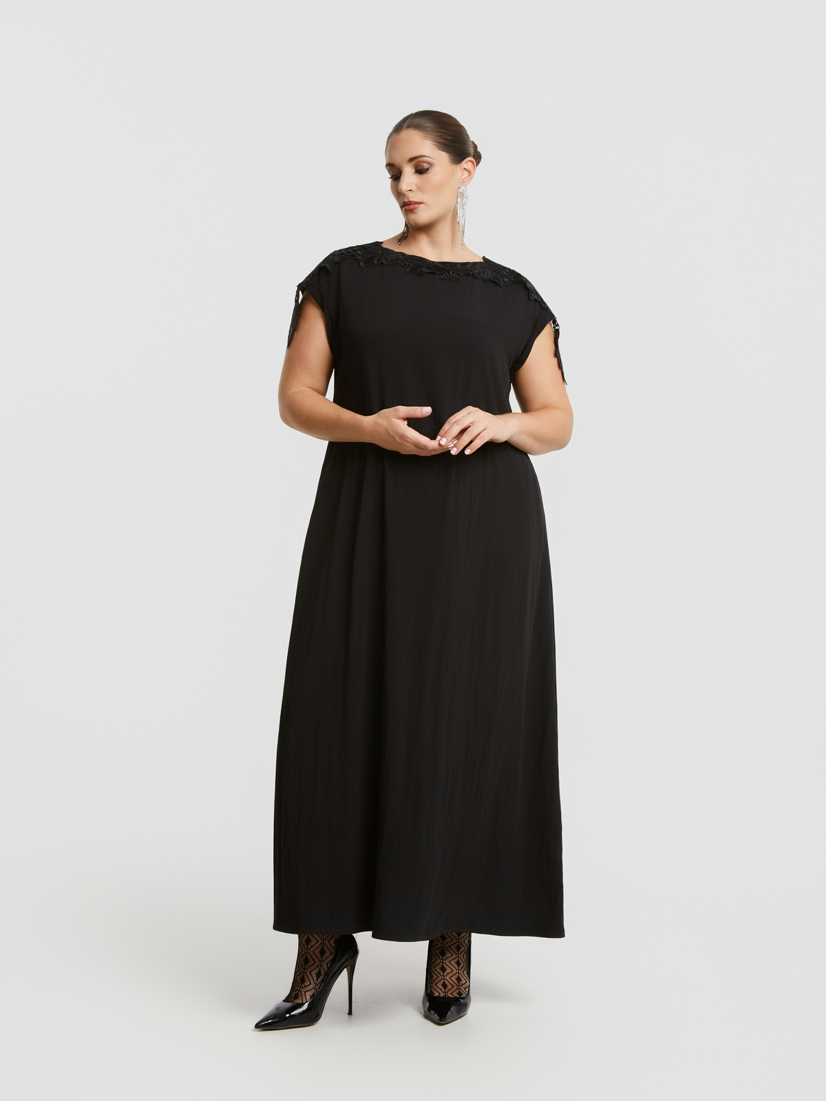 Maxi φόρεμα με 3D δαντελένιες floral λεπτομέρειες στους ώμους φωτογραφία