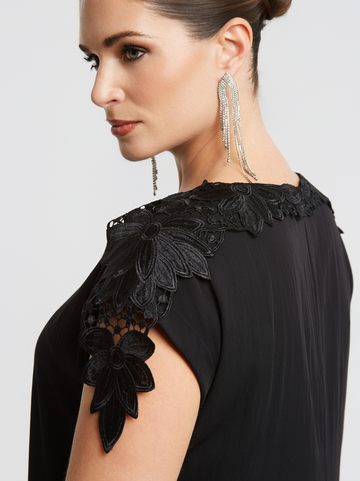 Maxi φόρεμα με 3D δαντελένιες floral λεπτομέρειες στους ώμους φωτογραφία