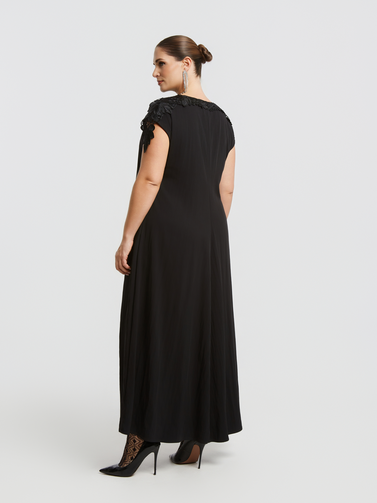 Maxi φόρεμα με 3D δαντελένιες floral λεπτομέρειες στους ώμους φωτογραφία