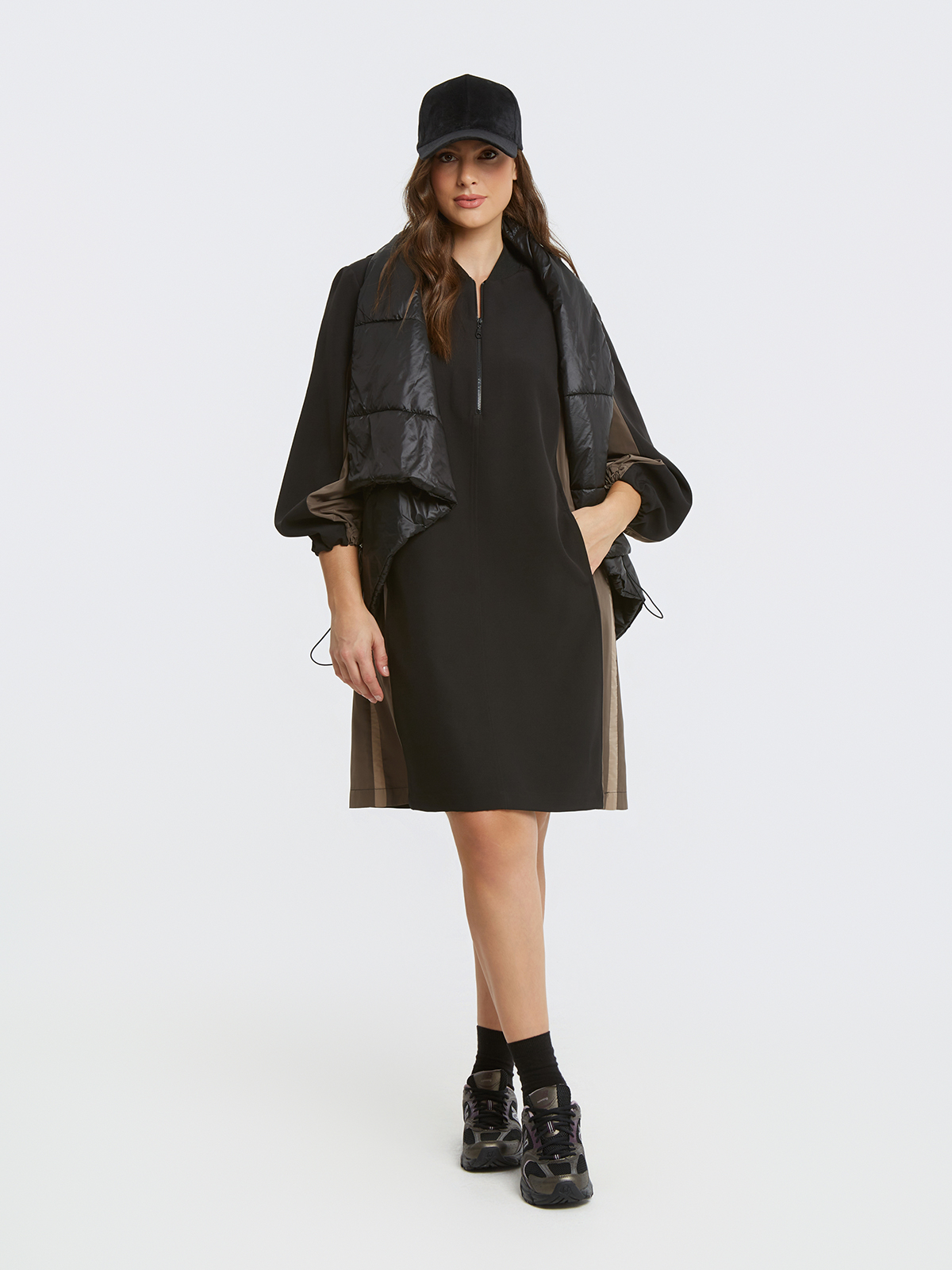 Δίχρωμο sporty chic φόρεμα με φερμουάρ φωτογραφία