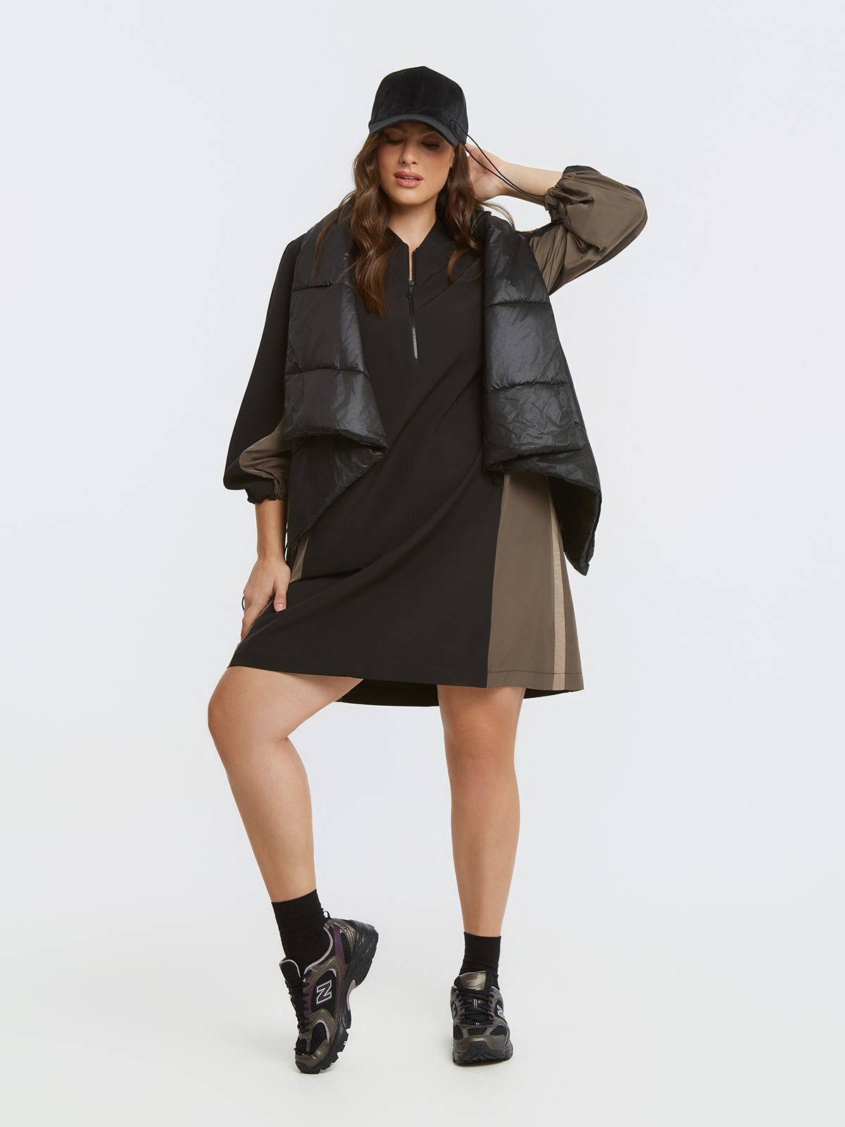 Δίχρωμο sporty chic φόρεμα με φερμουάρ φωτογραφία