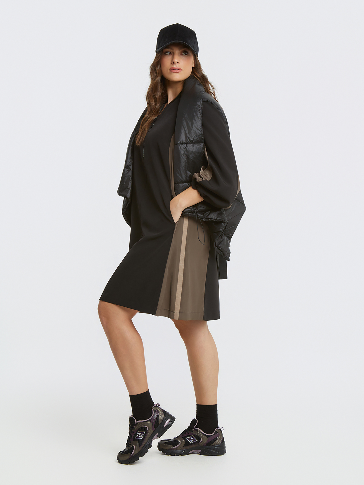 Δίχρωμο sporty chic φόρεμα με φερμουάρ φωτογραφία