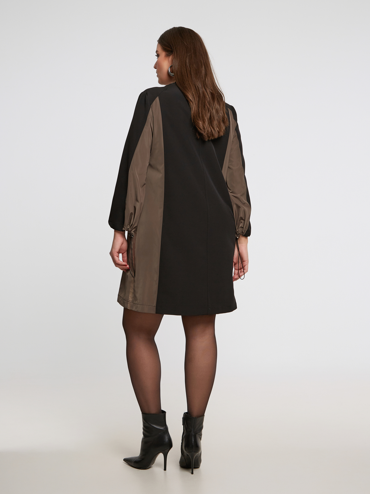 Δίχρωμο sporty chic φόρεμα με φερμουάρ φωτογραφία