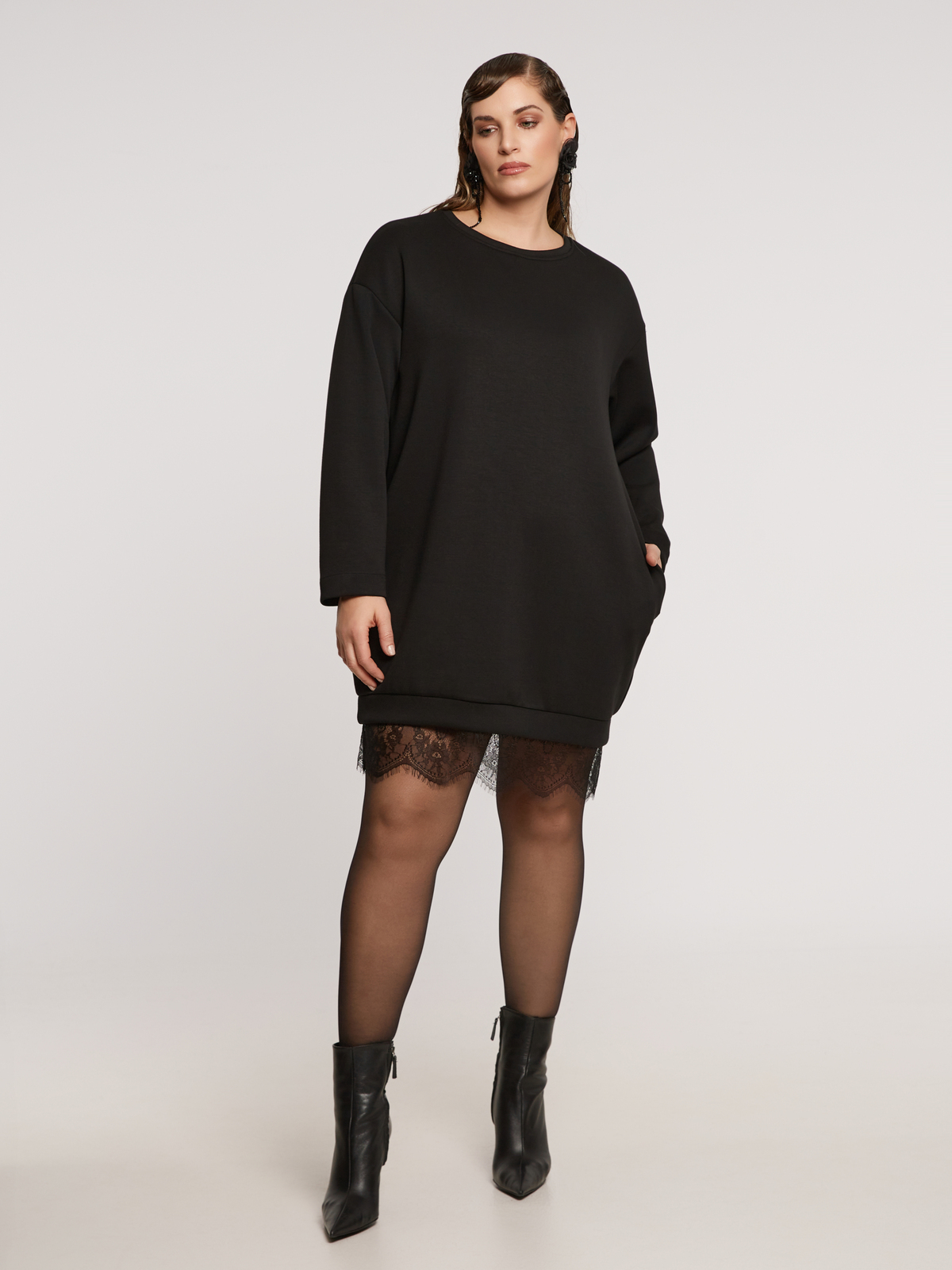 Φόρεμα φούτερ με δαντελένιο τελείωμα φωτογραφία