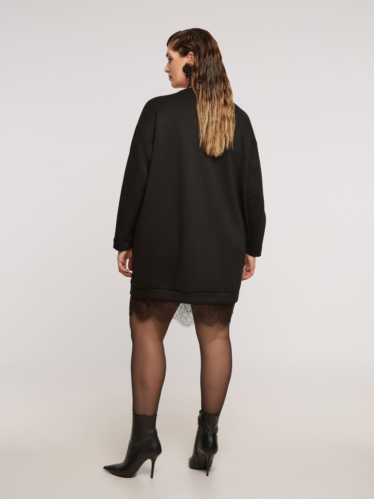 Φόρεμα φούτερ με δαντελένιο τελείωμα φωτογραφία