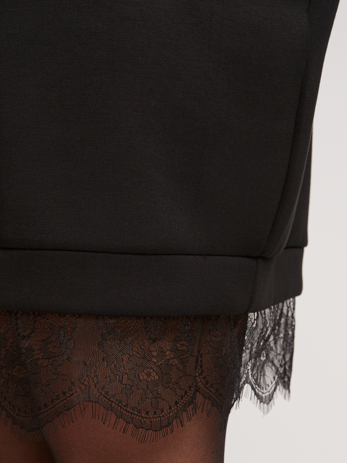 Φόρεμα φούτερ με δαντελένιο τελείωμα φωτογραφία