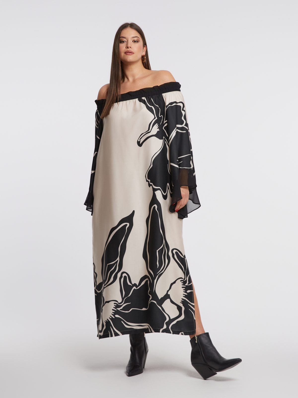 Έξωμο φόρεμα με αφηρημένο σχέδιο και μανίκια καμπάνα φωτογραφία