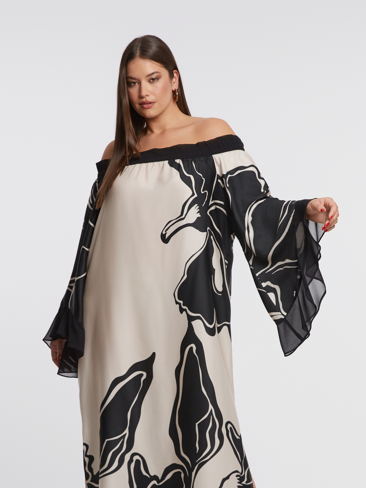 Έξωμο φόρεμα με αφηρημένο σχέδιο και μανίκια καμπάνα φωτογραφία