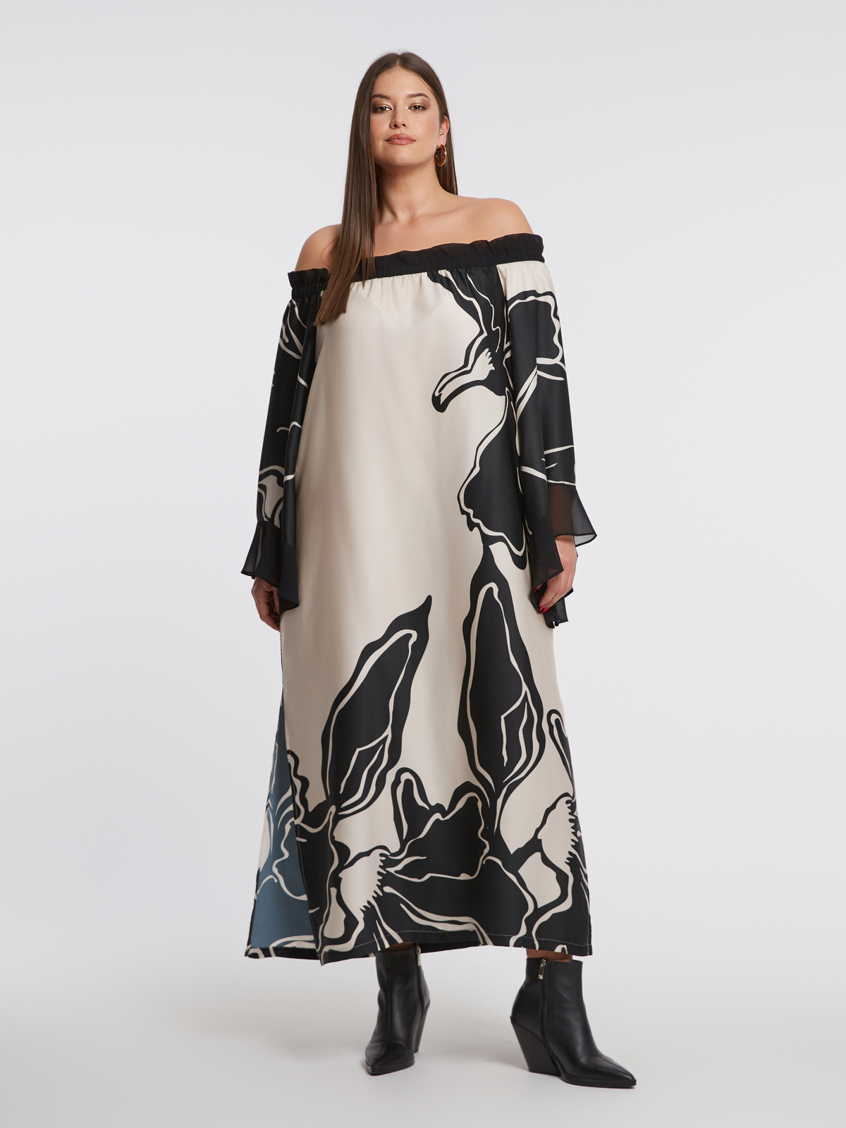 Έξωμο φόρεμα με αφηρημένο σχέδιο και μανίκια καμπάνα φωτογραφία