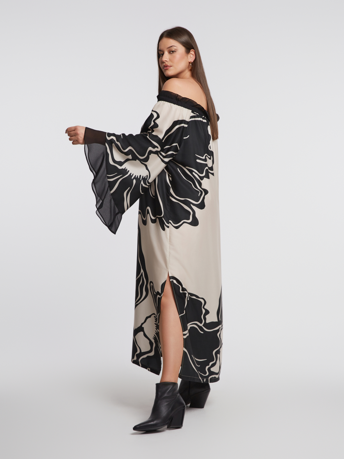 Έξωμο φόρεμα με αφηρημένο σχέδιο και μανίκια καμπάνα φωτογραφία