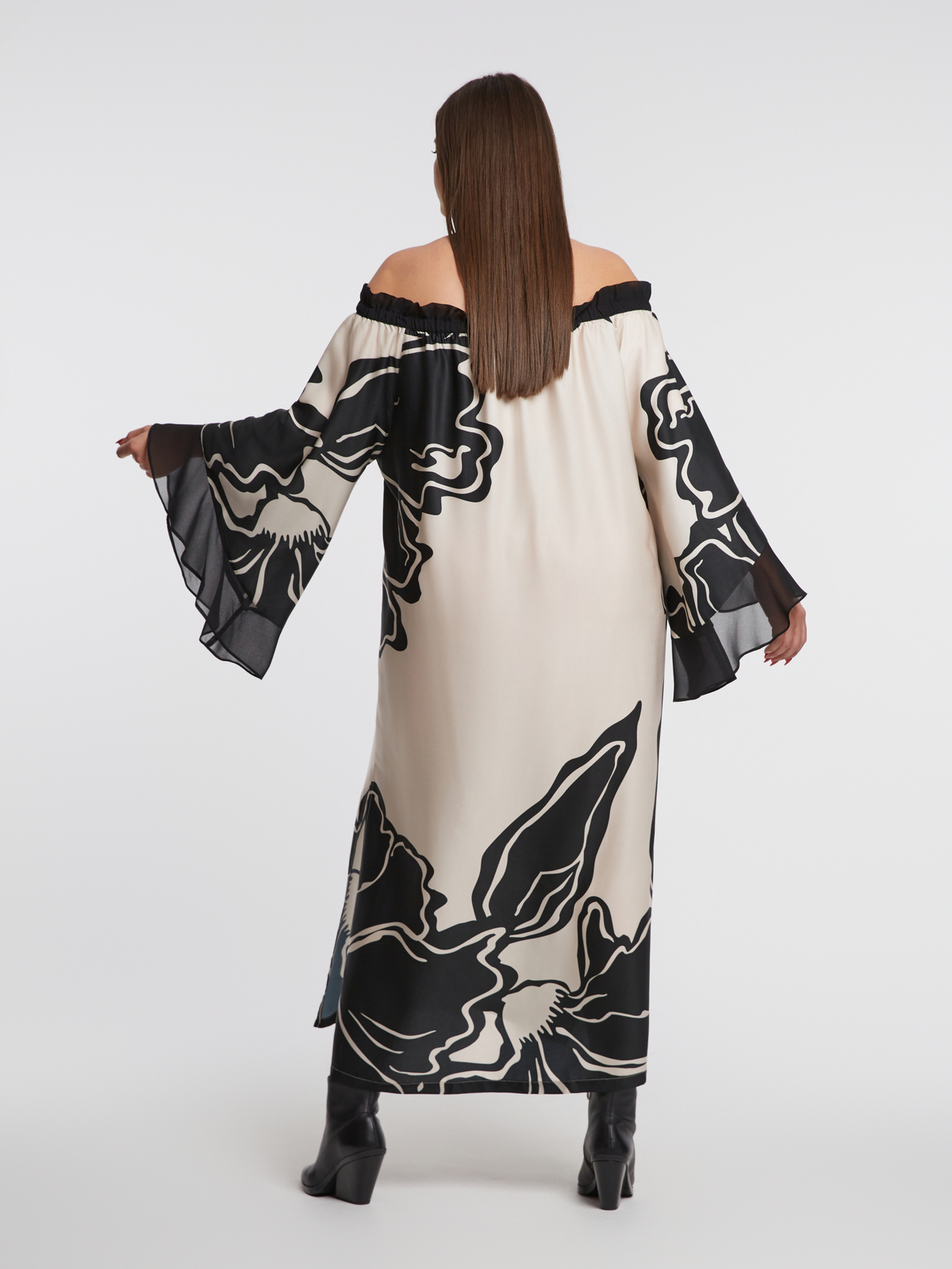 Έξωμο φόρεμα με αφηρημένο σχέδιο και μανίκια καμπάνα φωτογραφία