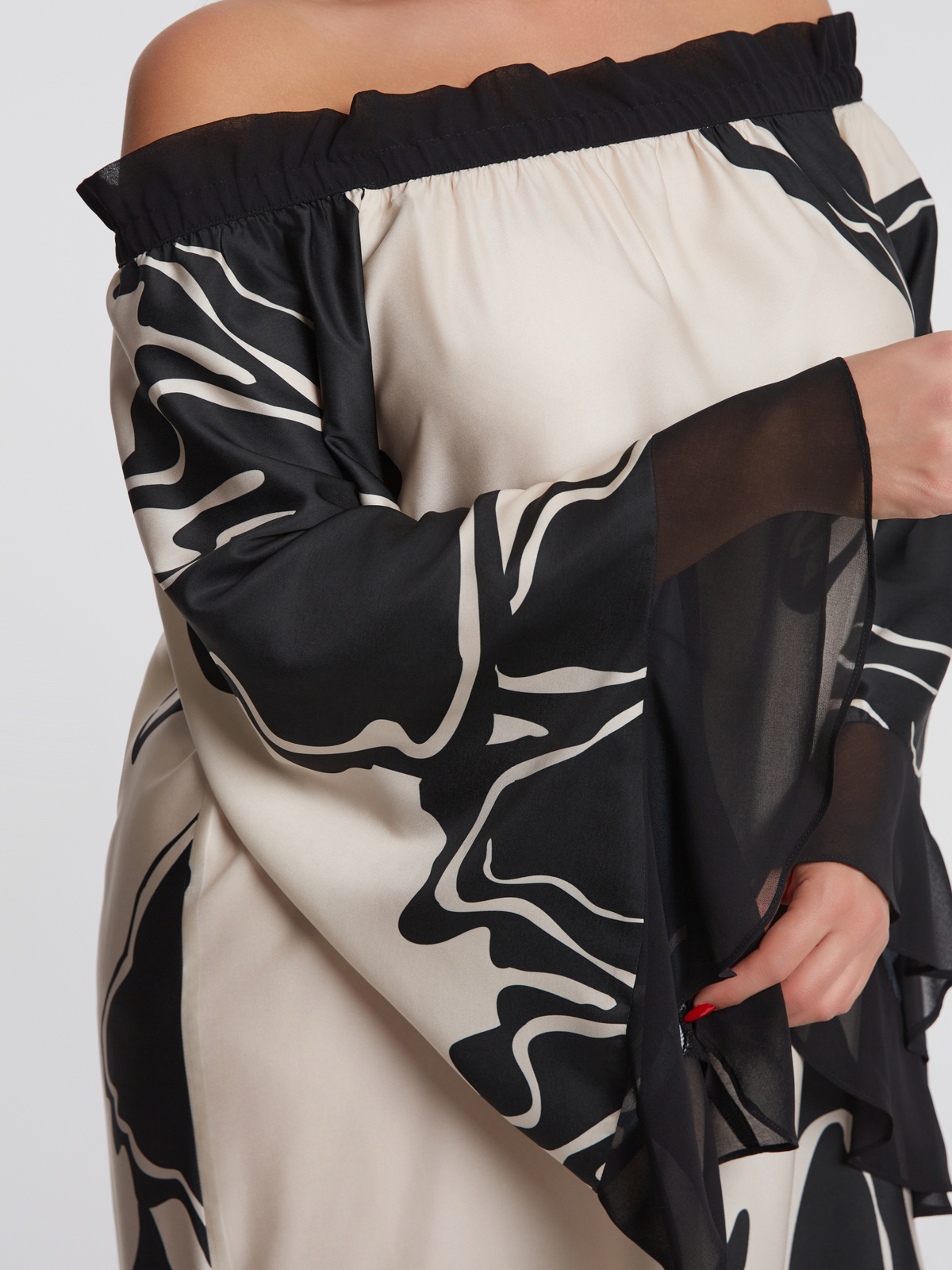 Έξωμο φόρεμα με αφηρημένο σχέδιο και μανίκια καμπάνα φωτογραφία