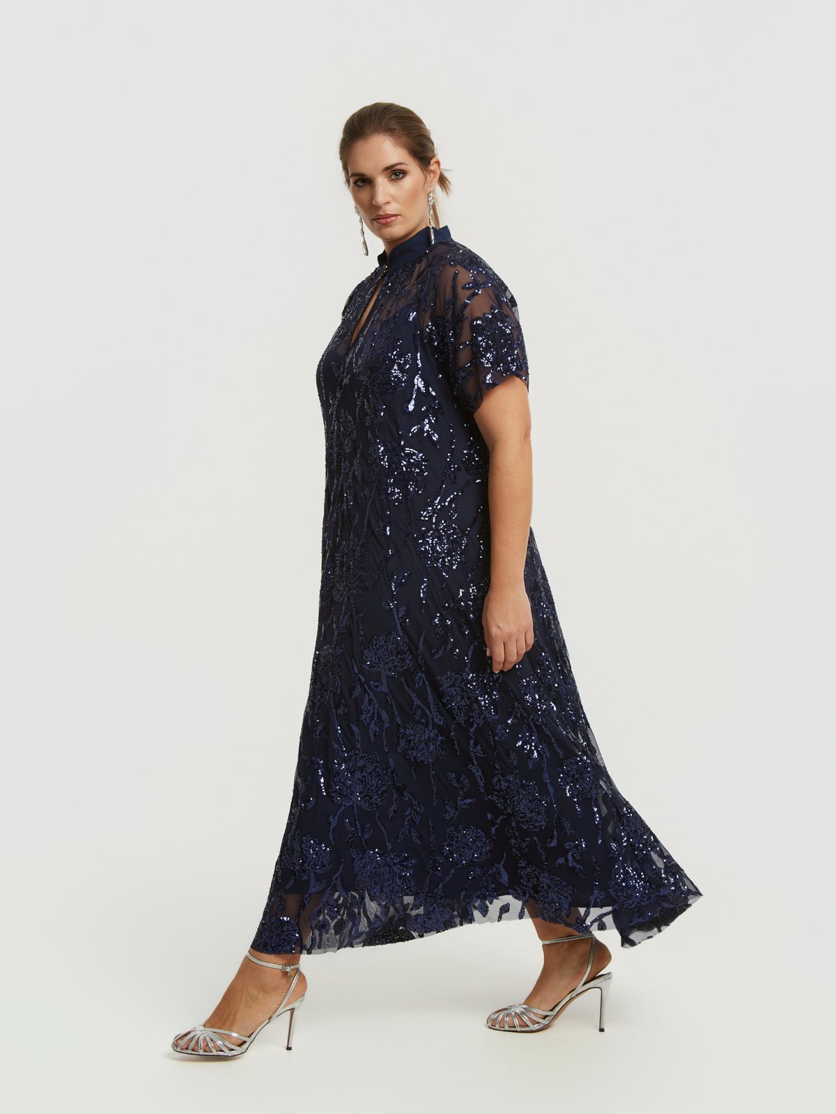 Maxi φόρεμα από τούλι με κεντημένα φλοράλ sequin μοτίβα φωτογραφία