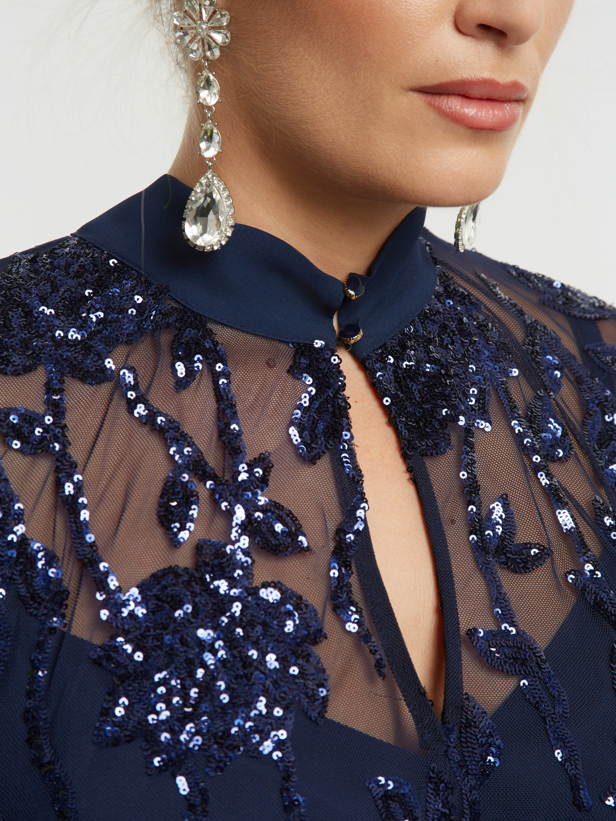 Maxi φόρεμα από τούλι με κεντημένα φλοράλ sequin μοτίβα φωτογραφία