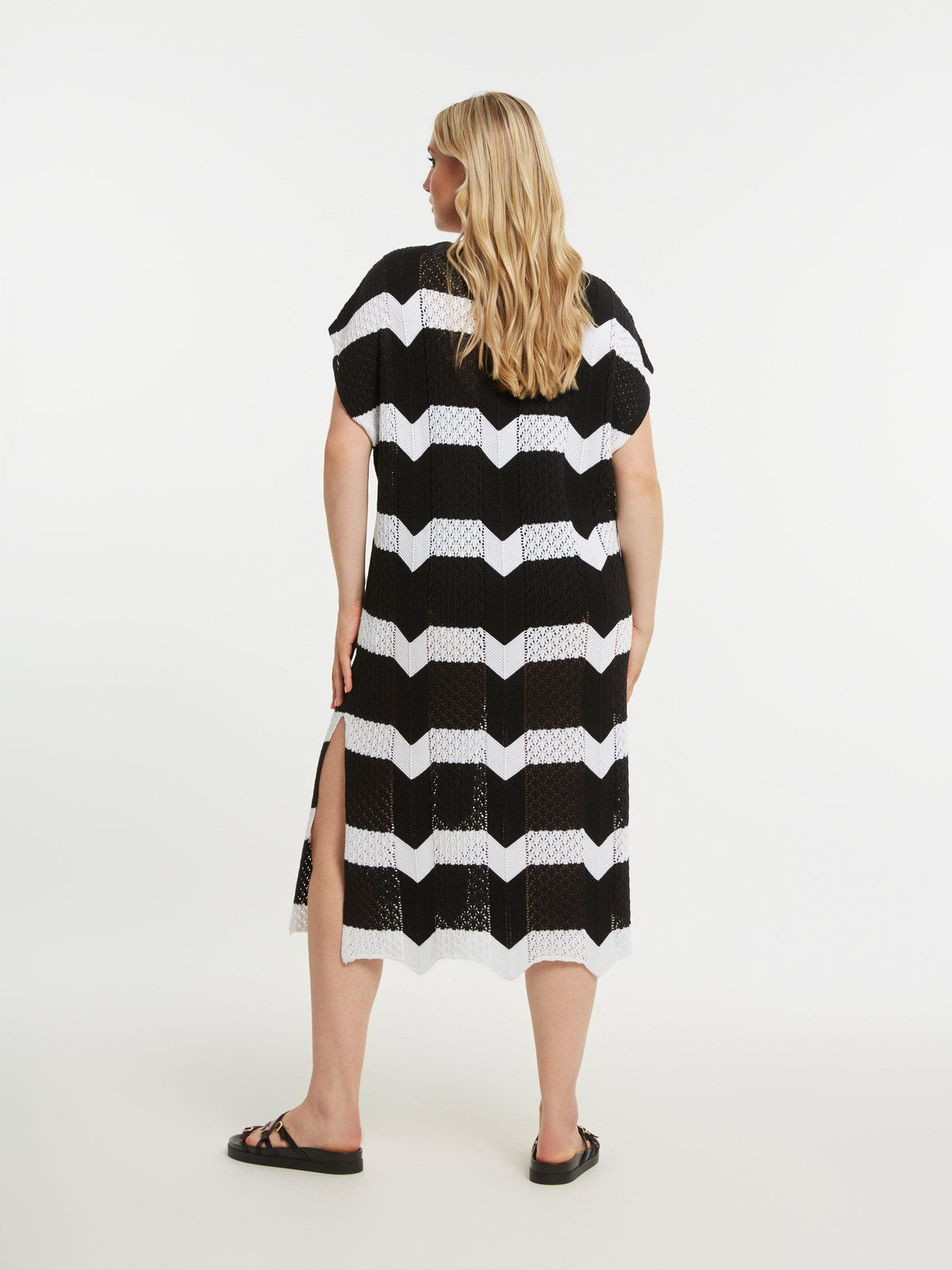 Πλεκτό midi φόρεμα με ρίγες φωτογραφία