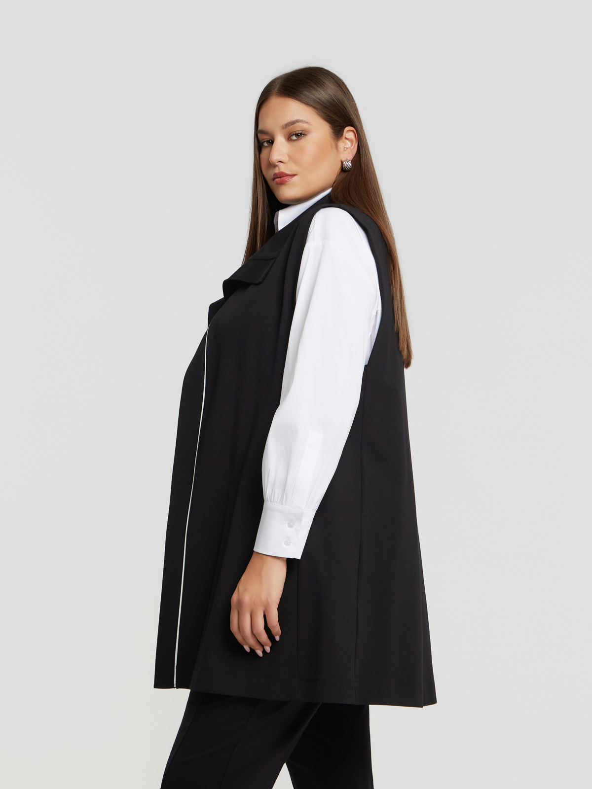 Μακρύ γιλέκο με ρέλι σε αντίθεση φωτογραφία