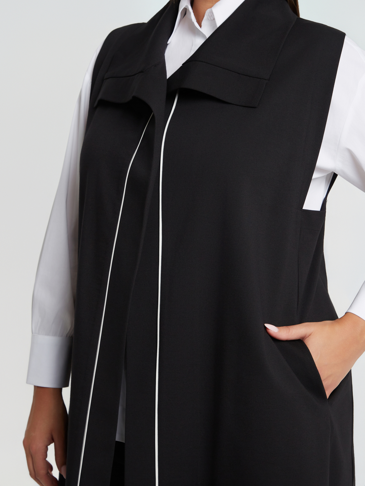 Μακρύ γιλέκο με ρέλι σε αντίθεση φωτογραφία