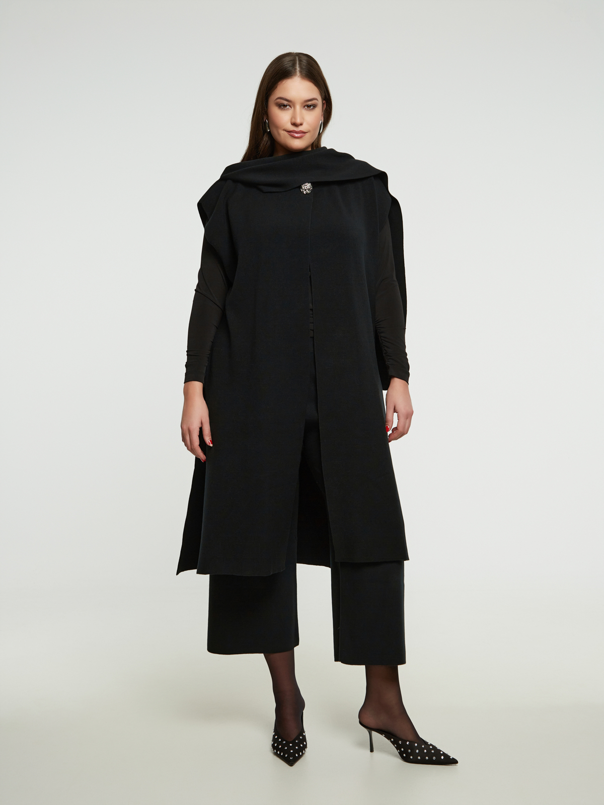 Πλεκτή μακριά ζακέτα με ντραπέ γιακά και εντυπωσιακό κουμπί φωτογραφία