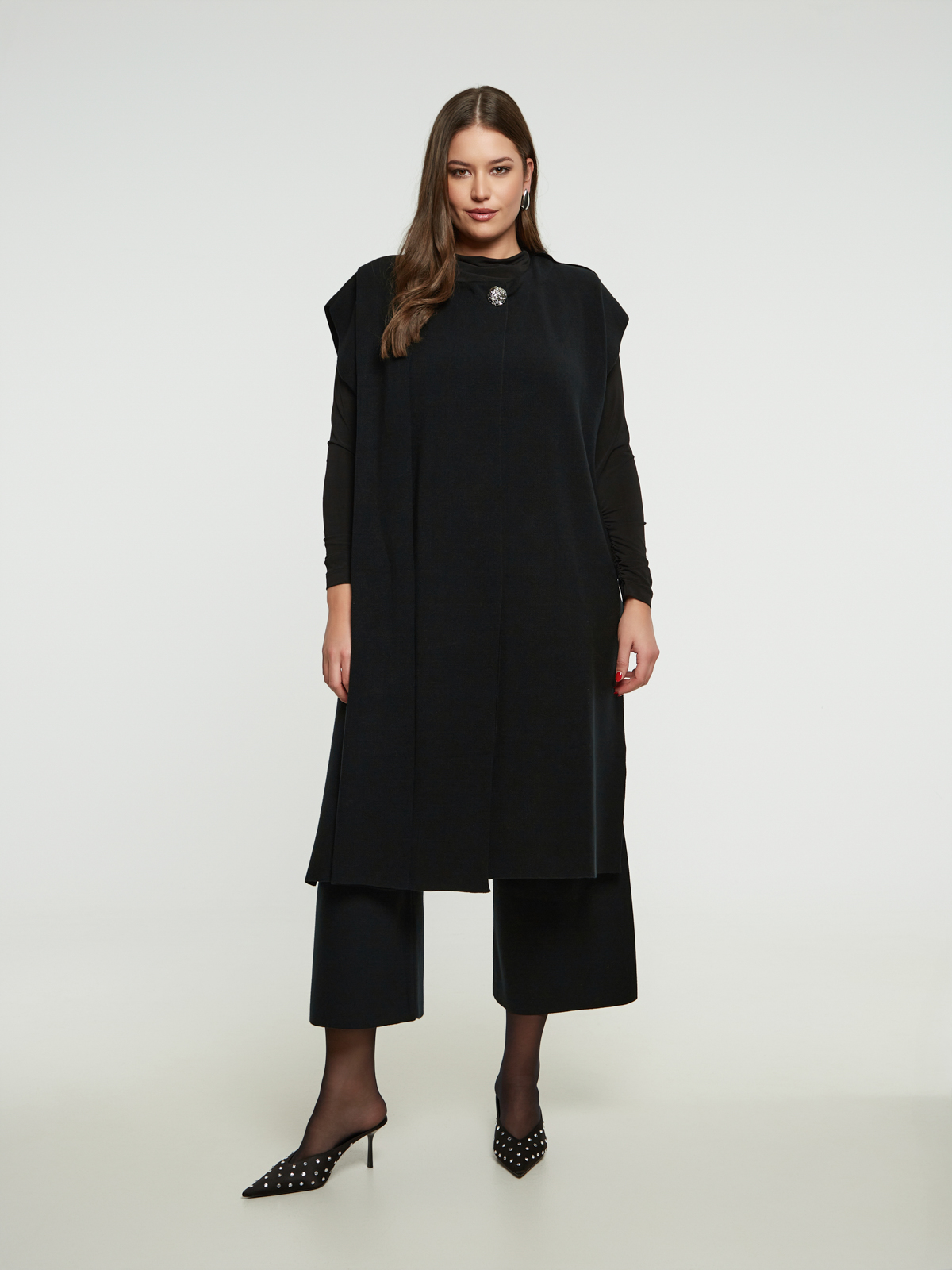 Πλεκτή μακριά ζακέτα με ντραπέ γιακά και εντυπωσιακό κουμπί φωτογραφία