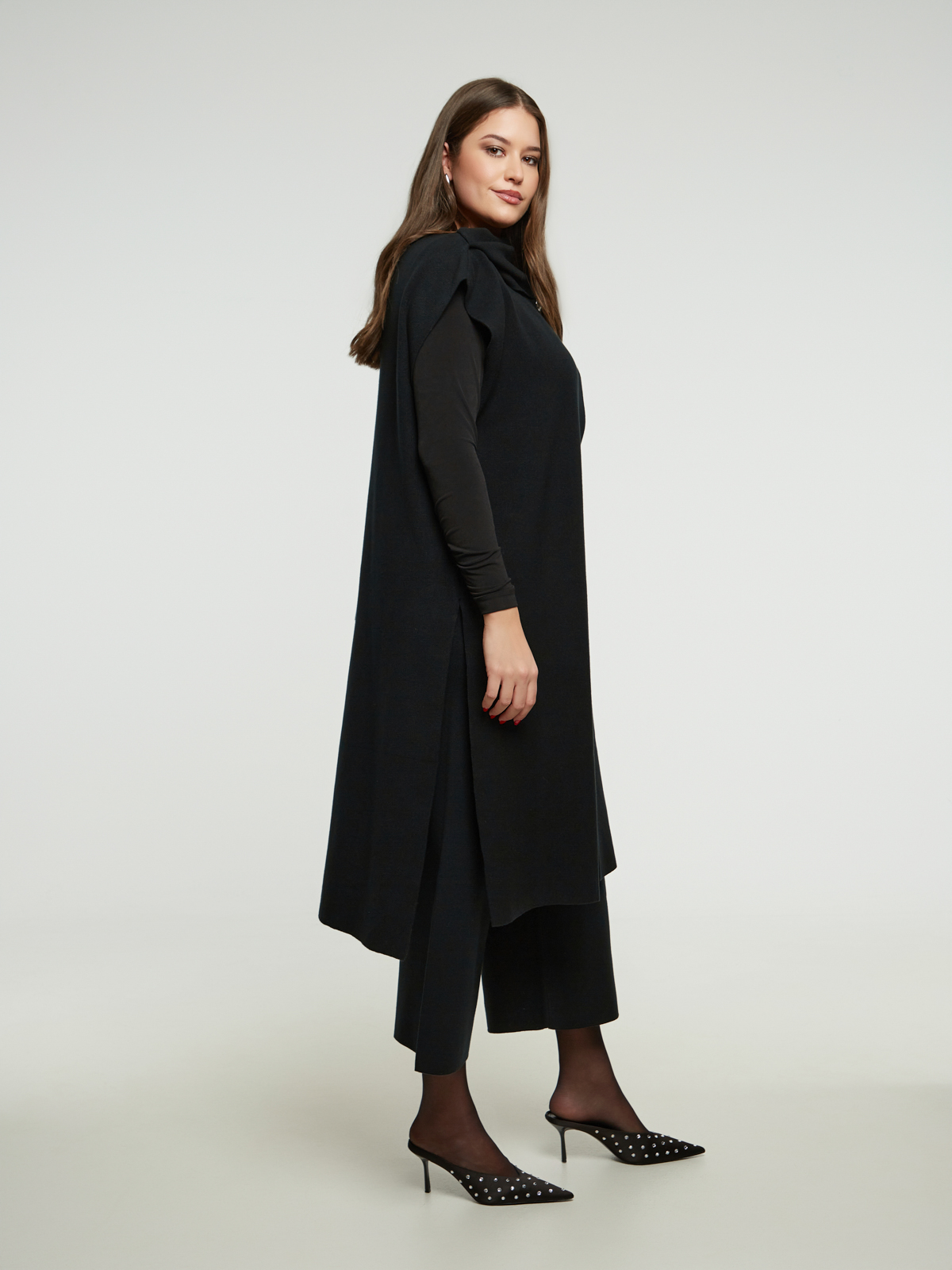 Πλεκτή μακριά ζακέτα με ντραπέ γιακά και εντυπωσιακό κουμπί φωτογραφία