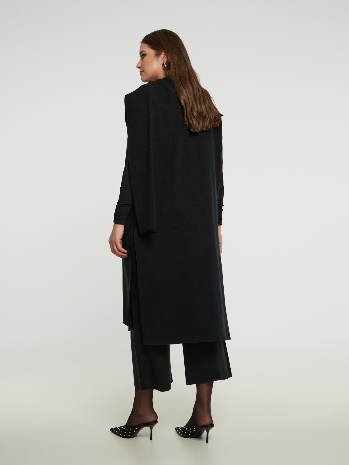 Πλεκτή μακριά ζακέτα με ντραπέ γιακά και εντυπωσιακό κουμπί φωτογραφία