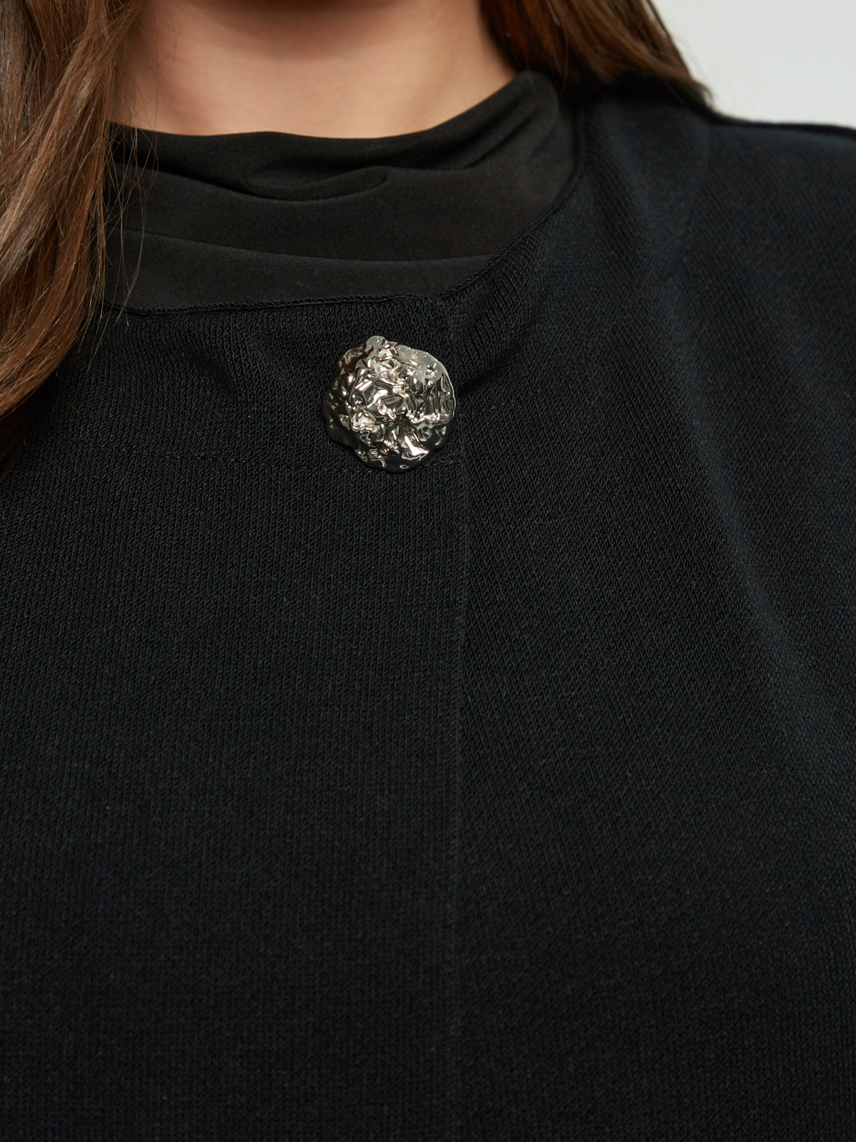 Πλεκτή μακριά ζακέτα με ντραπέ γιακά και εντυπωσιακό κουμπί φωτογραφία