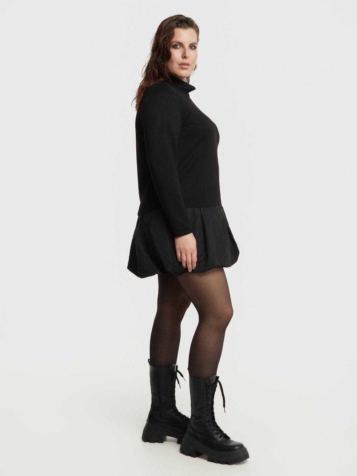 Φόρεμα ζιβάγκο με συνδυασμό υφασμάτων φωτογραφία