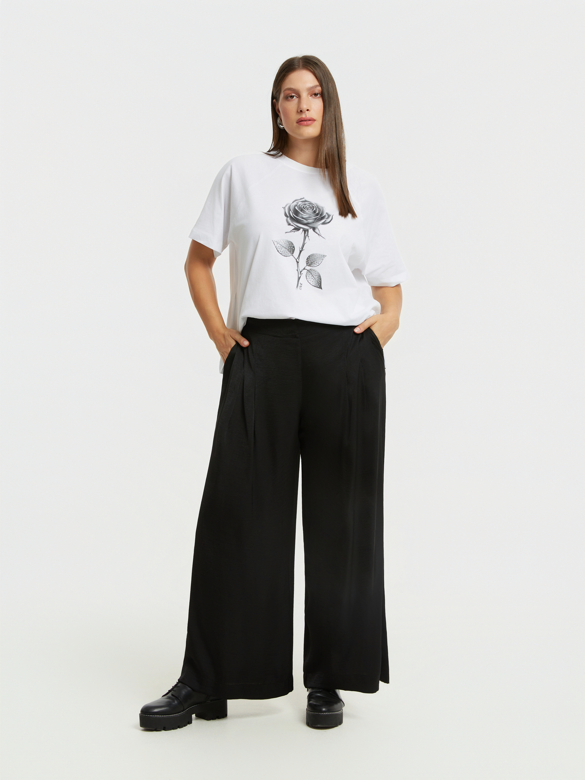 Ψηλόμεση σατέν παντελόνα με πιέτες φωτογραφία