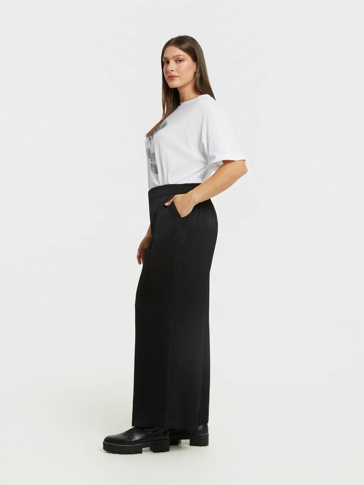 Ψηλόμεση σατέν παντελόνα με πιέτες φωτογραφία