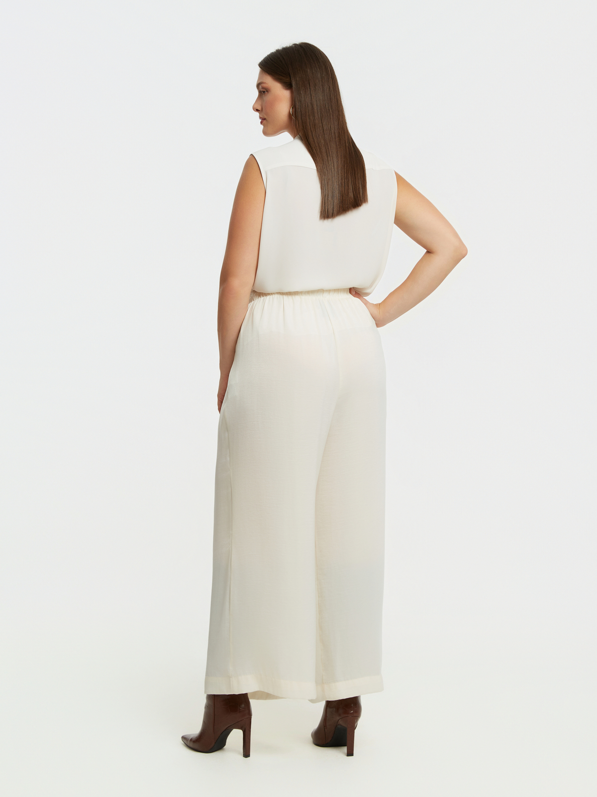 Ψηλόμεση σατέν παντελόνα με πιέτες φωτογραφία