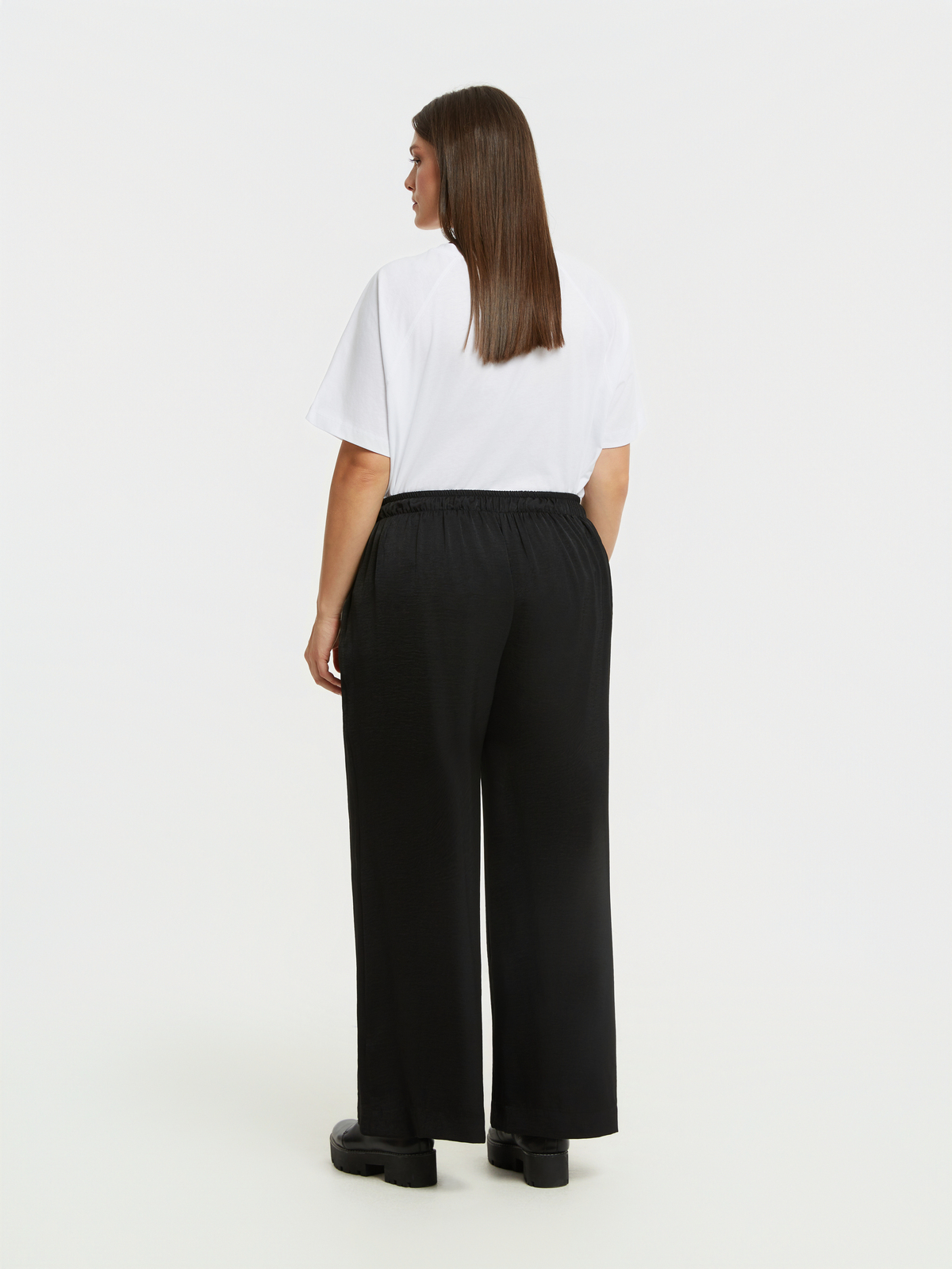 Ψηλόμεση σατέν παντελόνα με πιέτες φωτογραφία