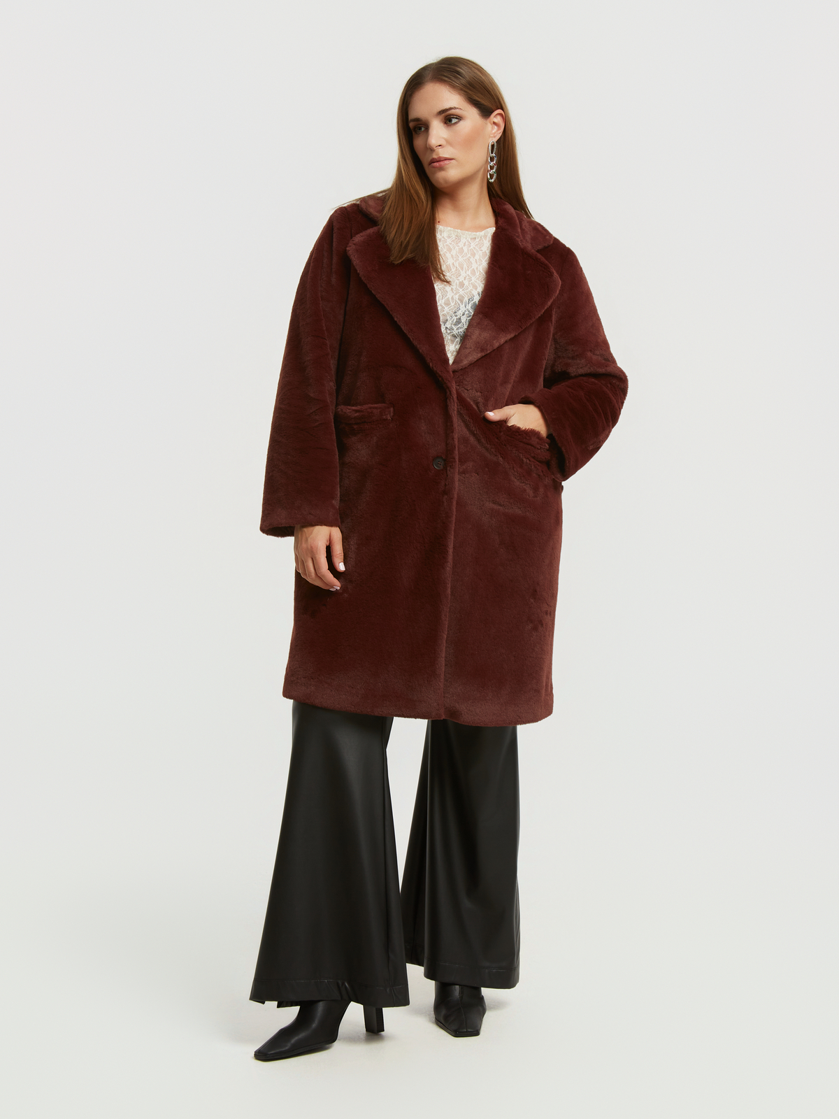 Ημίπαλτο από faux γούνα με δίκουμπο κλείσιμο και πλαϊνές τσέπες φωτογραφία