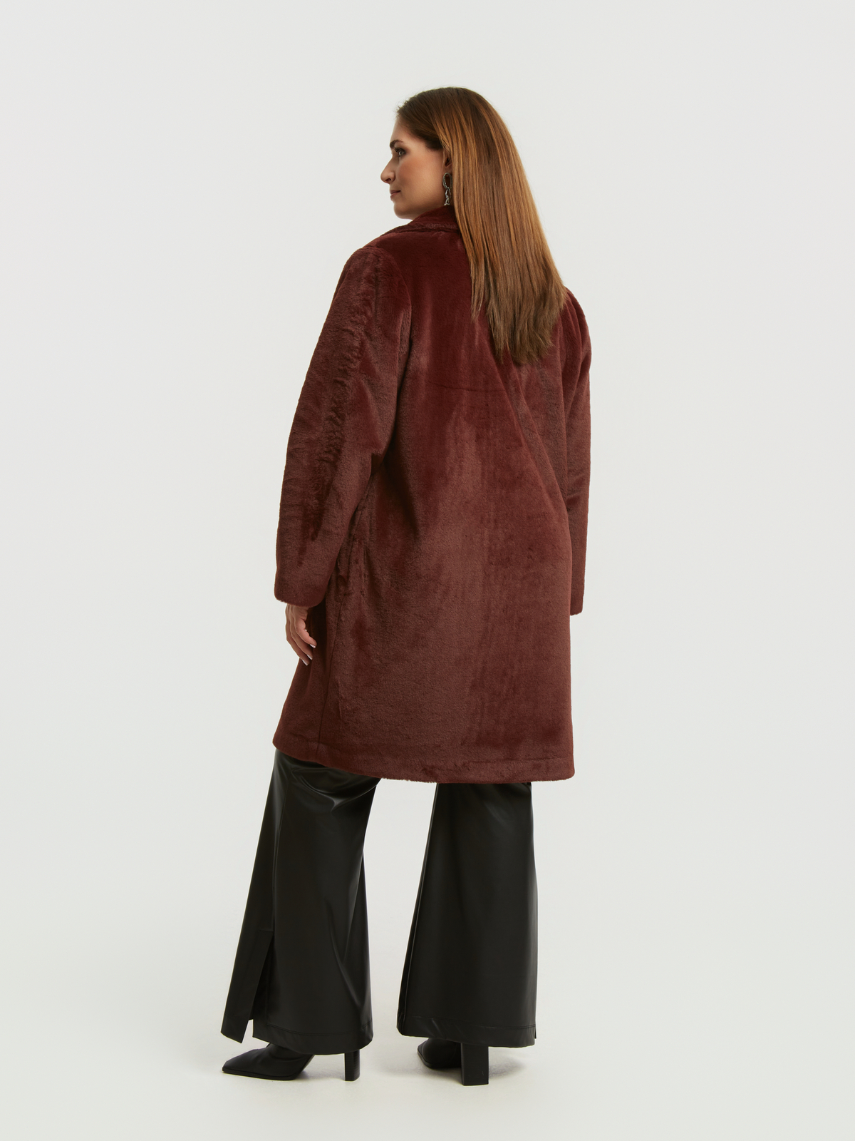 Ημίπαλτο από faux γούνα με δίκουμπο κλείσιμο και πλαϊνές τσέπες φωτογραφία