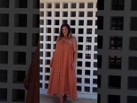 Maxi φόρεμα με δέσιμο στη λαιμόκοψη φωτογραφία