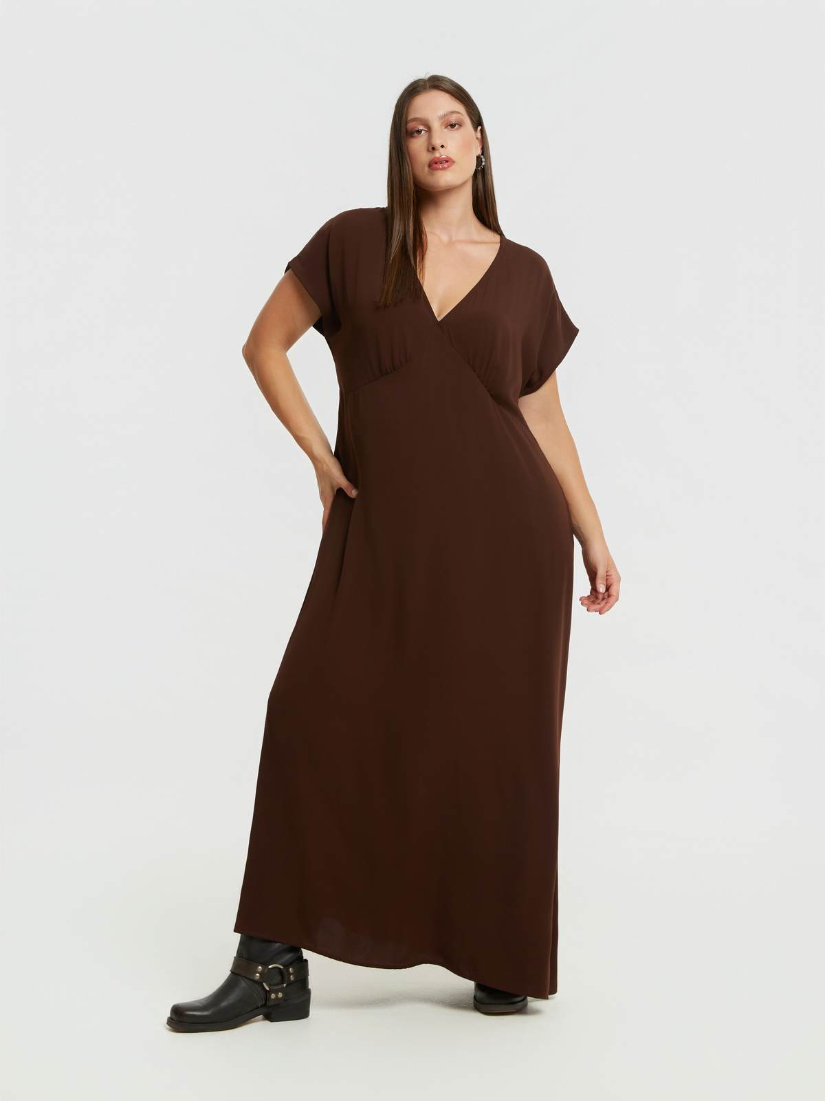 Maxi φόρεμα με V-ντεκολτέ φωτογραφία