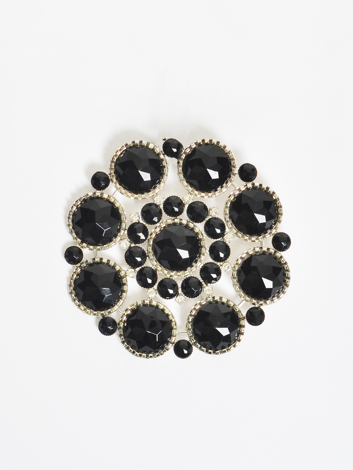 Καρφίτσα με μαύρες πέτρες φωτογραφία